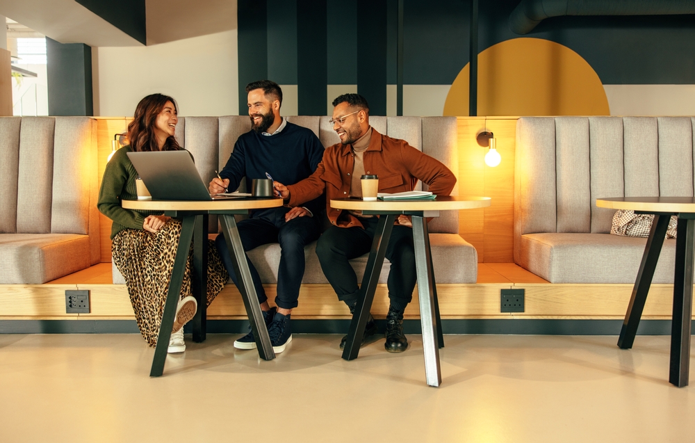 Modern,Entrepreneurs,Working,Together,In,A,Lobby.,Team,Of,Happy